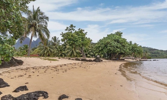 Moorea-Maiao House | Beachfront 3BR House in Moorea with Spa and Ocean Views