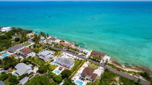 Nassau House | Seaside Paradise Spacious Home with SEVEN bedroom - steps to Sea!