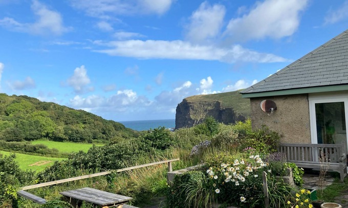 Crackington Haven House | Coastal Escape: 2-Bedroom Bungalow Steps from Beach
