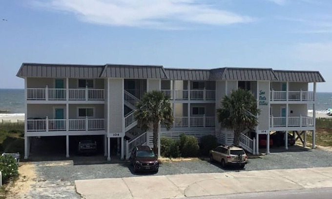 Holden Beach Condo | Pet-Friendly Seaside Retreat: Oceanfront Condo with Pool