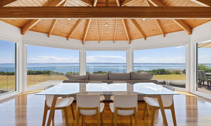 Ventnor House | Seaside Retreat: Pool, Spa & Beachfront Bliss Await