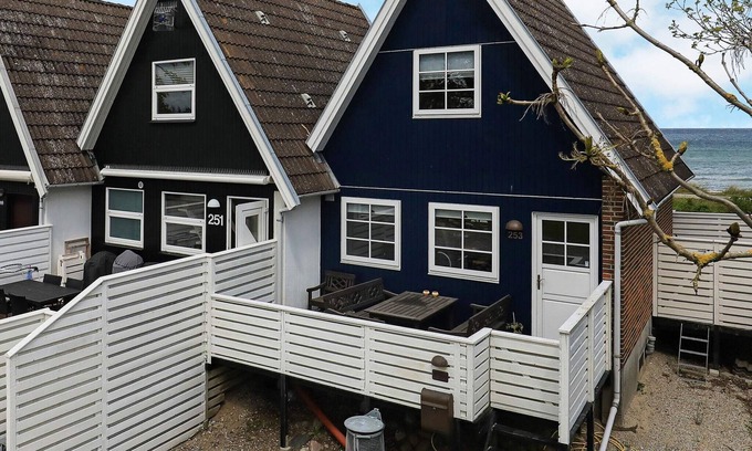 Hasmark Strand House | Family-Friendly 4-Person Holiday Home with Ocean View