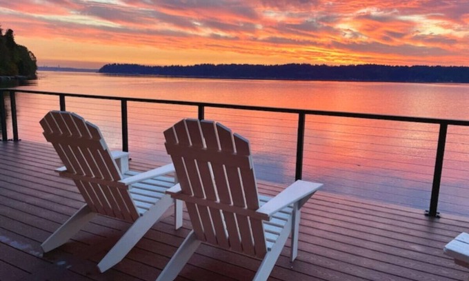 Southworth House | Seaside Serenity: Relaxing Beach Getaway with Kayaks & SUPs