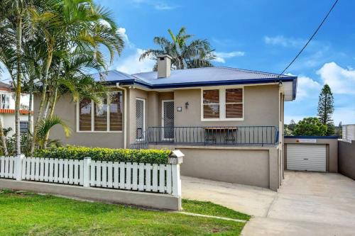 Port Macquarie House | Seaside Serenity: Oceanfront Spa & Games Room Retreat