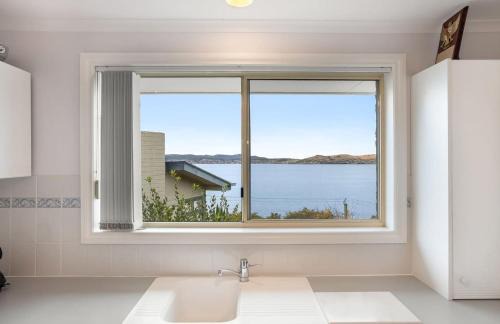 Sandy Bay House | Seaside Serenity: Premier Waterfront Retreat for Families