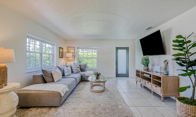 Juno Beach House | Seaside Splendor: Family-Friendly Escape with Top Reviews