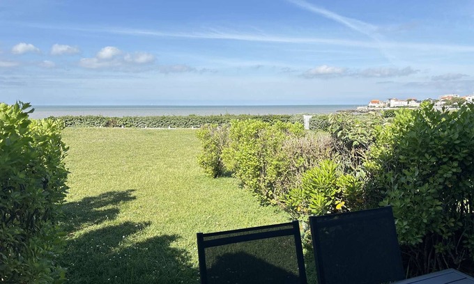 Royan Apartment | Oceanfront Studio Royan: Ideal for 3 with Spa Access