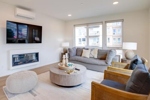 Seaside Apartment | Beachfront Seaside Vacation Rental with Ocean View Access!