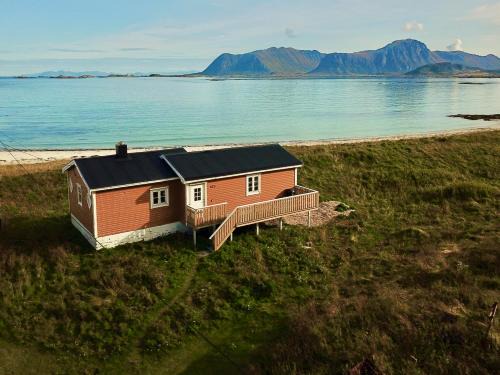 Vestvagøy Ski Chalet | Scenic Seaside View Lofoten with Oceanfront Amenities