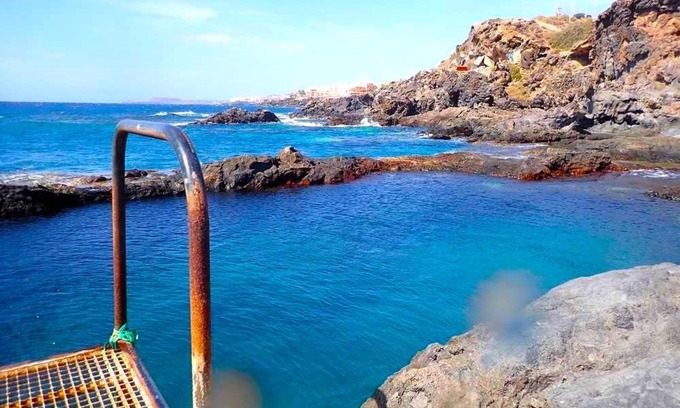 Los Abrigos Apartment | Cozy Seaside Whale Apartments with Free WiFi for Families