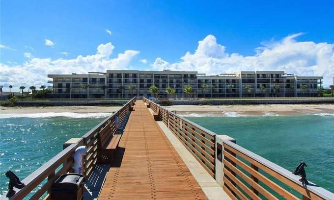 Central Beach Condo | Renovated Beachfront Condo with Pool & Ocean View in Vero