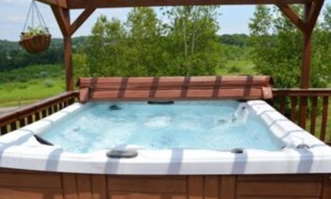 Saylorsburg Apartment | Pet-Friendly Cabin Escape with Hot Tub & Ocean Views