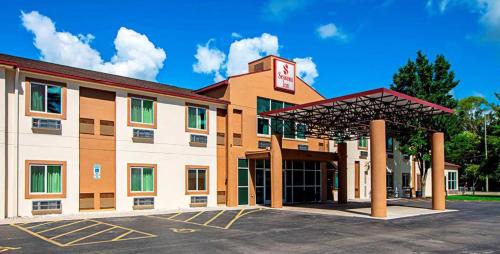 Traverse City Hotel | Pet-Friendly Seasons Inn Traverse City with Pool & Breakfast