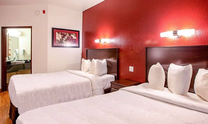 Traverse City Hotel | Explore Seasons Inn Traverse City: Family-Friendly Retreat