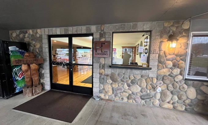 Morton Hotel | Seasons Motel: Family-Friendly with Top Amenities & 8.8 Rating
