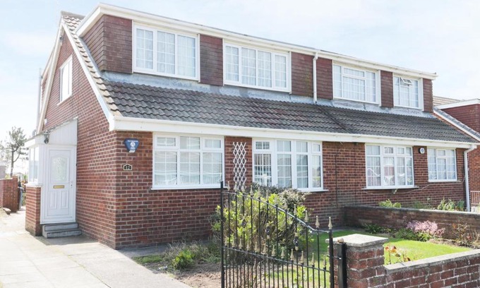 Withernsea House | Seaspray: Guest Rated 9.5 with Family & Pet-Friendly Amenities