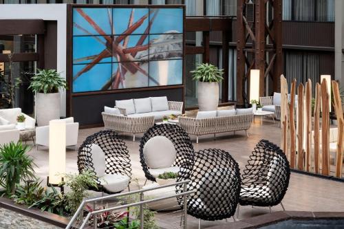 SeaTac Hotel | Convenient Seattle Airport Marriott with Family-Friendly Amenities