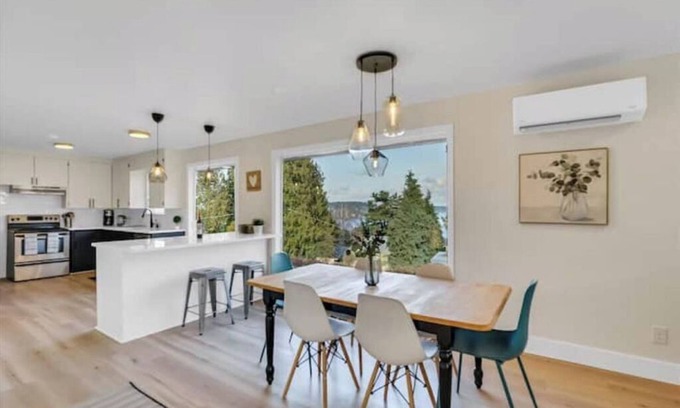 Bryn Mawr-Skyway House | Scenic Seattle Lake View 6 BR House with Great Amenities