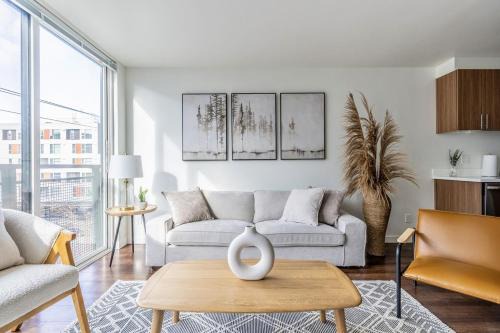 Mann Apartment | Modern Seattle Penthouse with Rooftop & Pet-Friendly Options