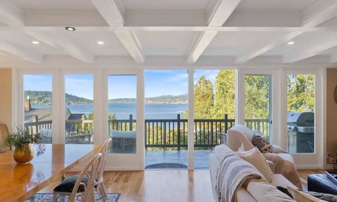 Bryn Mawr-Skyway House | Seattle's Hidden Gem: Scenic Lake Views & Prime Location