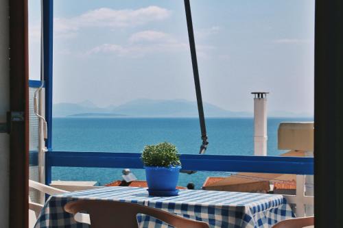 Kefalari Apartment | Ocean View Retreat - Family-Friendly Self-Catering Apartment