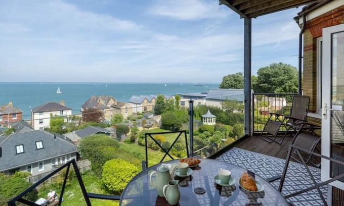 Cowes Apartment | Seaview apartment, 2bed uninterrupted Solent views