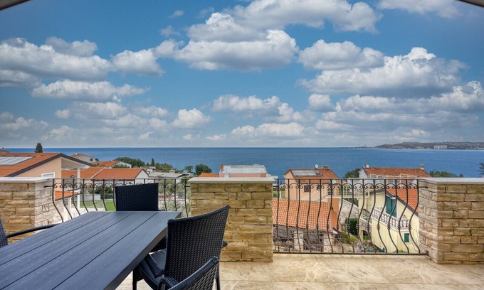 Crveni Vrh Apartment | Relaxing Seaview Apartment Emma with Pool and Spa Amenities