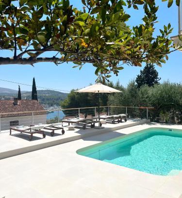 Milna (Brac) Villa | Oceanfront Seaview Apartment at Villa A’more - 9/10 Rated