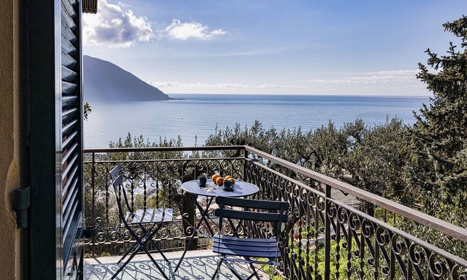 Recco Apartment | Cozy Seaview Apartment with Garden in Recco by Wonderful Italy