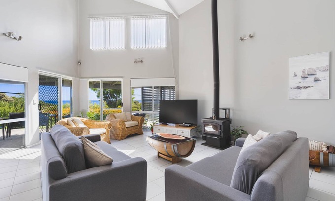 Peppermint Grove Beach House | Pet-Friendly Seaview Beach House with Oceanfront Hot Tub