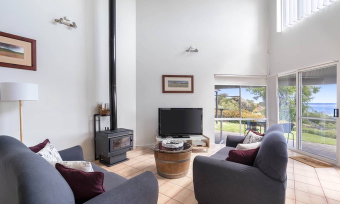 Peppermint Grove Beach House | Oceanfront Seaview Town House for 6 by Peppy Beach Retreats