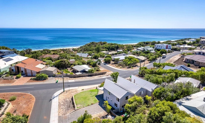 Shire Of Capel House | Relax at Seaview Residence with Oceanfront Views & Hot Tub