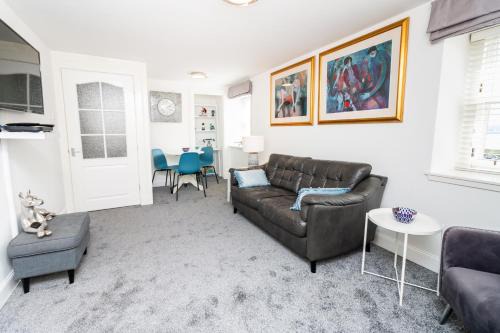 Glenisla Apartment | Pet-Friendly Seaview Cottage in Central Dundee - Rated 9.2/10