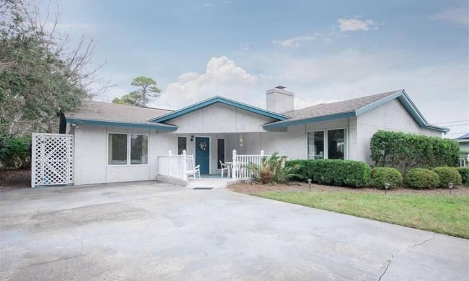 Jekyll Island House | Pet-Friendly Seaview Cottage: Steps to Beach & Ocean Views