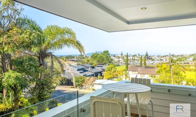 Castor Bay House | Seaview Haven in Castor Bay