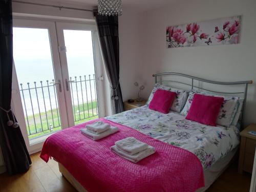 West Cliff Apartment | Oceanfront Escape at Seaview Heights Whitby, Rated 9.5/10