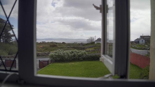 Inverin Hostel | Seaview Lodge: Family-Friendly Retreat with Kitchen Access