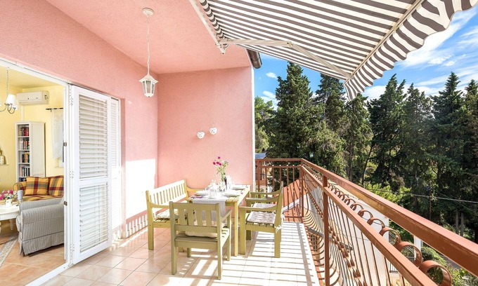 Vrboska Apartment | Top-Rated SeaView Apartment with Kitchen & Family-Friendly Perks