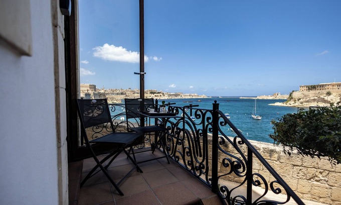 Birgu House | Coastal Escape: King Suite with Family-Friendly Amenities