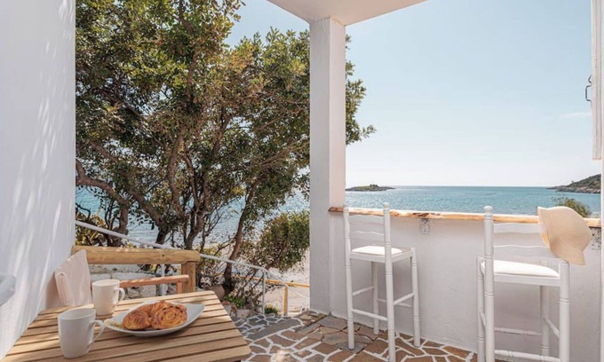 Psili Ammos House | Oceanfront Escape at SeaView Studio with Breakfast Included
