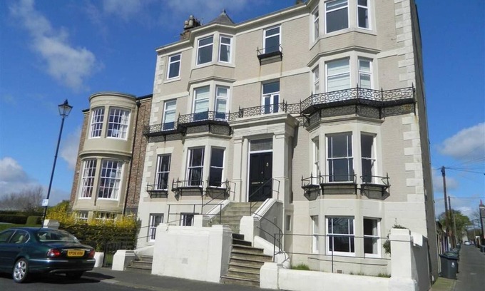 Tynemouth Apartment | Elegant Grand Apartment with Ocean View in Prime Location