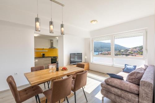 Vela Luka Apartment | Guest Rated: Seaview Vela Luka with Family-Friendly Amenities