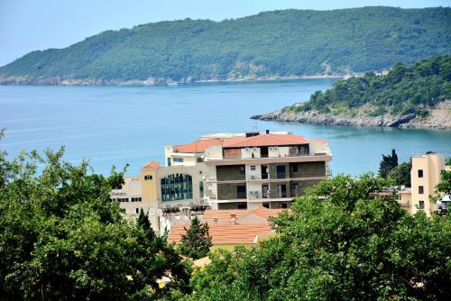 Becici Apartment | SeaWolf Apartment: Family-Friendly Retreat with Top Reviews