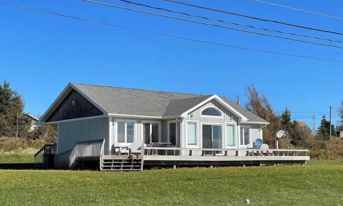 Bayview House | Relaxing Seawood Summer Home with Family-Friendly Amenities