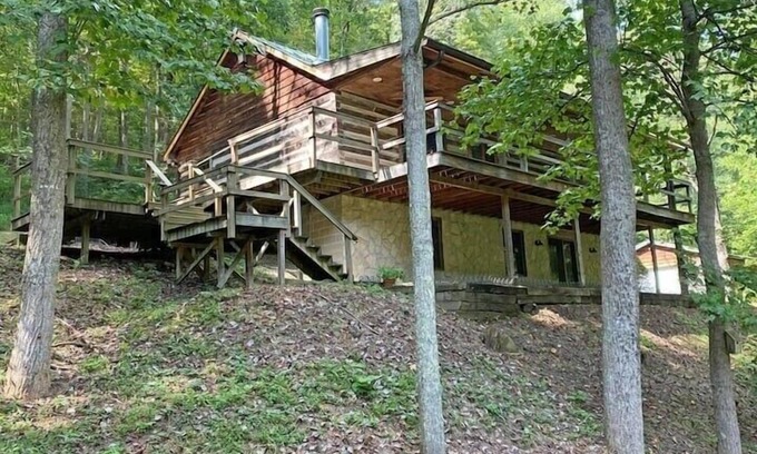 Laurelville Cabin | Idyllic 100 Acre Retreat Cabin with Hot Tub & WiFi