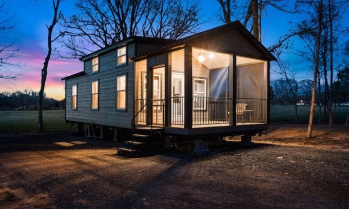 Athens House | Cozy 2-Bedroom Tiny Home with Dog Park & Breakfast