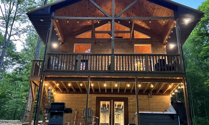Logan Cabin | Kid-Friendly Secluded Log Cabin in Hocking Hills with Hot Tub