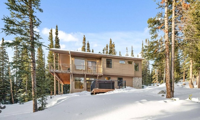 Valley of the Sun Cabin | Cozy 3-Bed Retreat with Hot Tub and Scenic Views