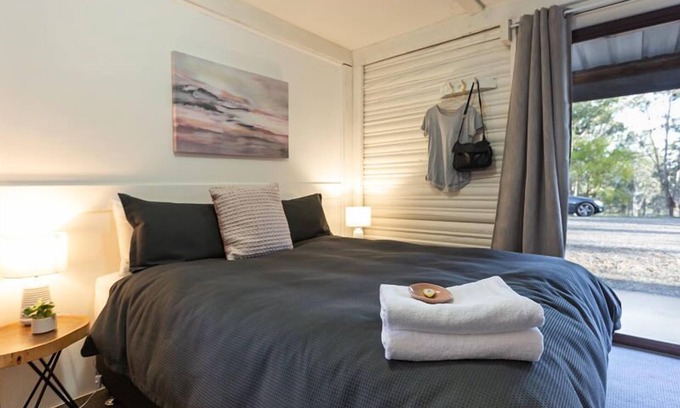 Pokolbin Cabin | Idyllic 3BR Lodge with Pool & Tennis near Cellardoors