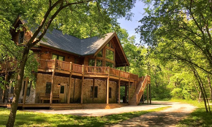 Metamora Cabin | Serene Cabin Retreat with Hot Tub and Fire Pit Amenities